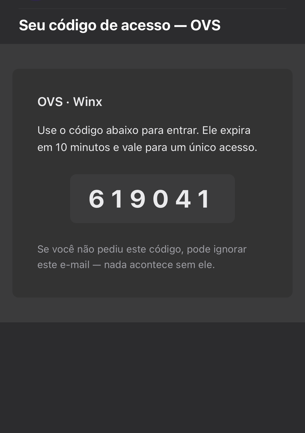 E-mail com o código de acesso de seis dígitos, aberto no telefone.